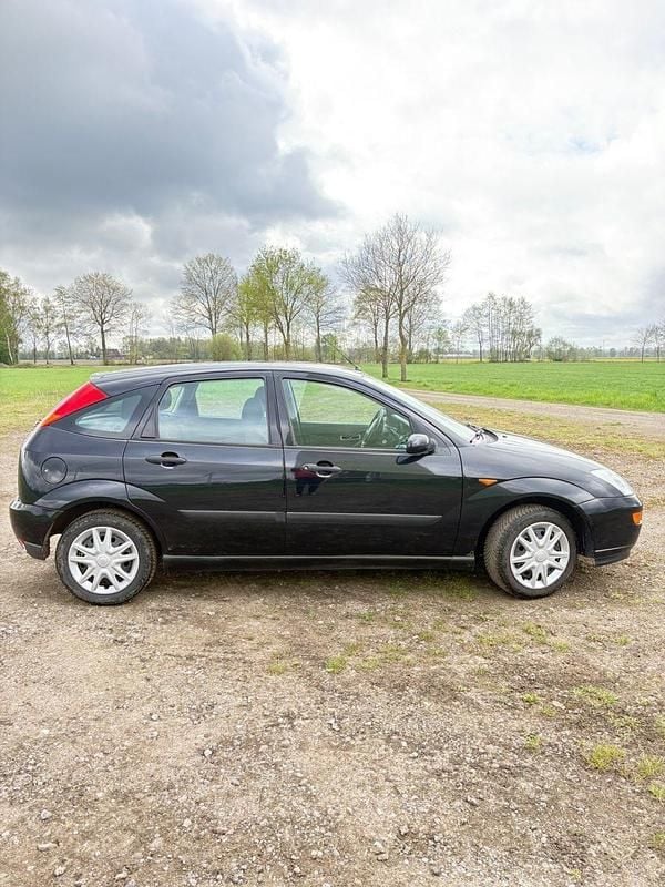 Usado Ford Focus 75 HP (55 kW) 2000 Preto Carrinha
