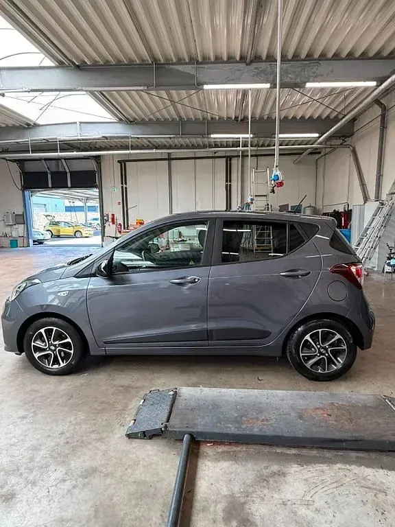 Gebraucht Hyundai i10 Passion 67 PS (49 kW) 2018 Grau Kleinwagen