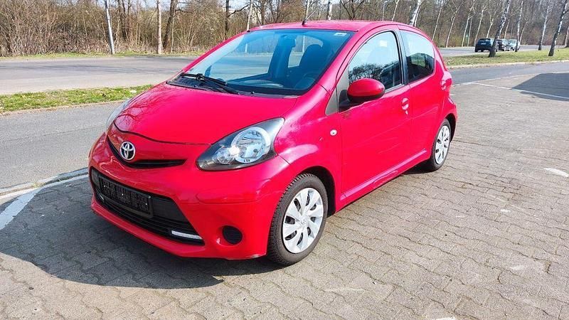 Rot Gebraucht 2012 Toyota Aygo Kleinwagen | 3.000 € (Superpreis) - Bild 1/4