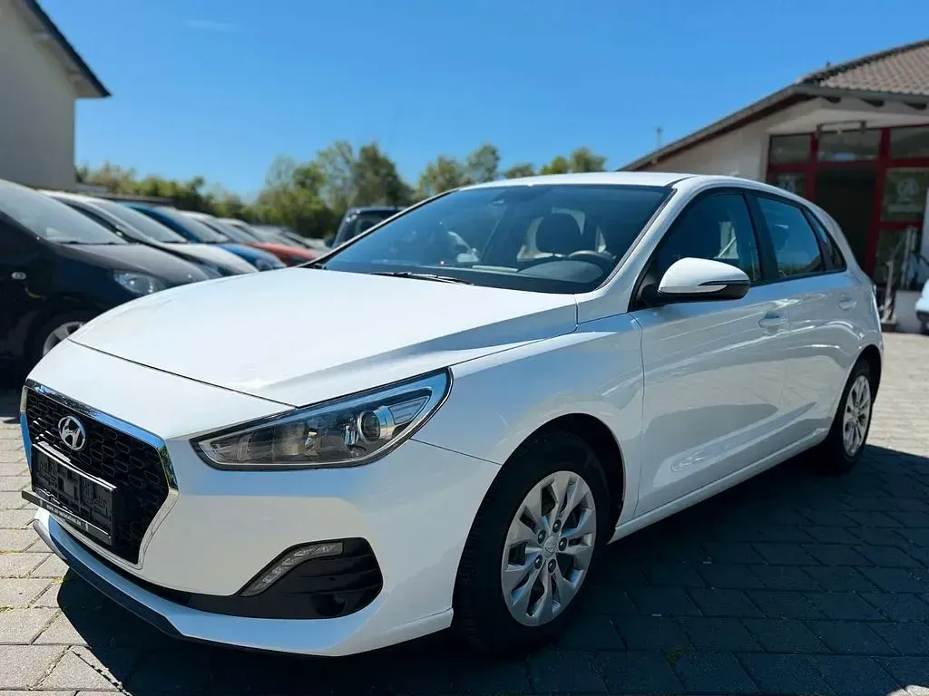 Gebraucht Hyundai i30 Select 99 PS (72 kW) 2019 Weiß Limousine