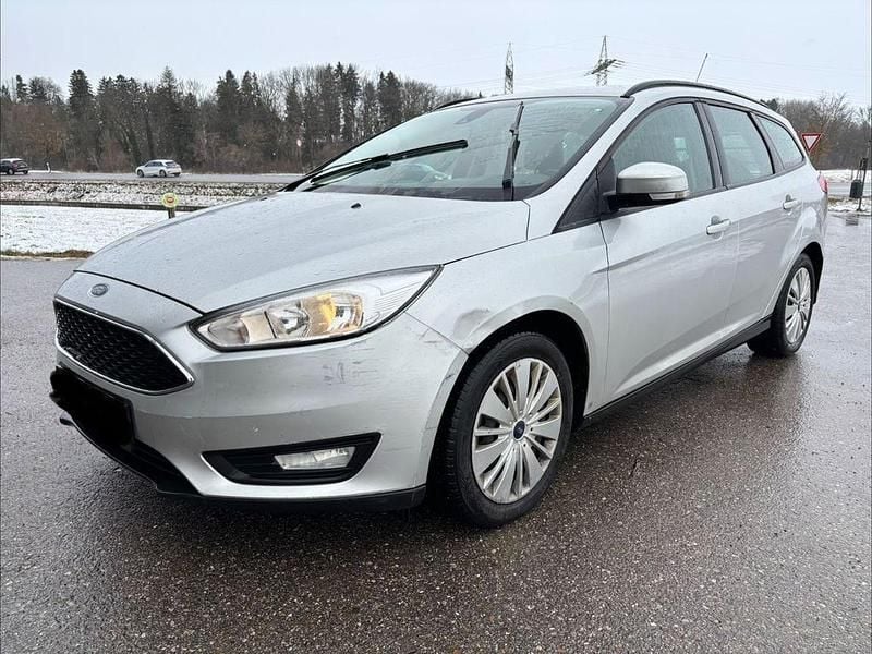 Grau Gebraucht 2016 Ford Focus Limousine | 3.499 € (Superpreis) - Bild 1/4