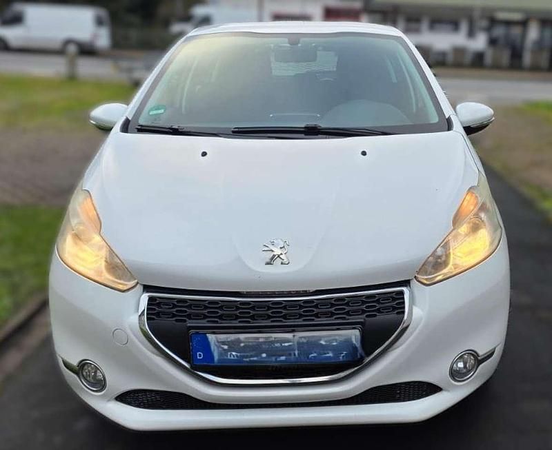 Weiß Gebraucht 2012 Peugeot 208 Active Kleinwagen | 5.000 € (Fairer Preis) - Bild 1/4