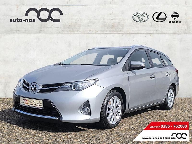 Silber Gebraucht 2013 Toyota Auris Touring Sports Life+ Kombi | 9.900 € (Teuer) - Bild 1/4