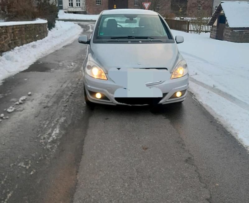 Silber Gebraucht 2010 Mercedes 180 Limousine | 4.200 € (Guter Preis) - Bild 1/4