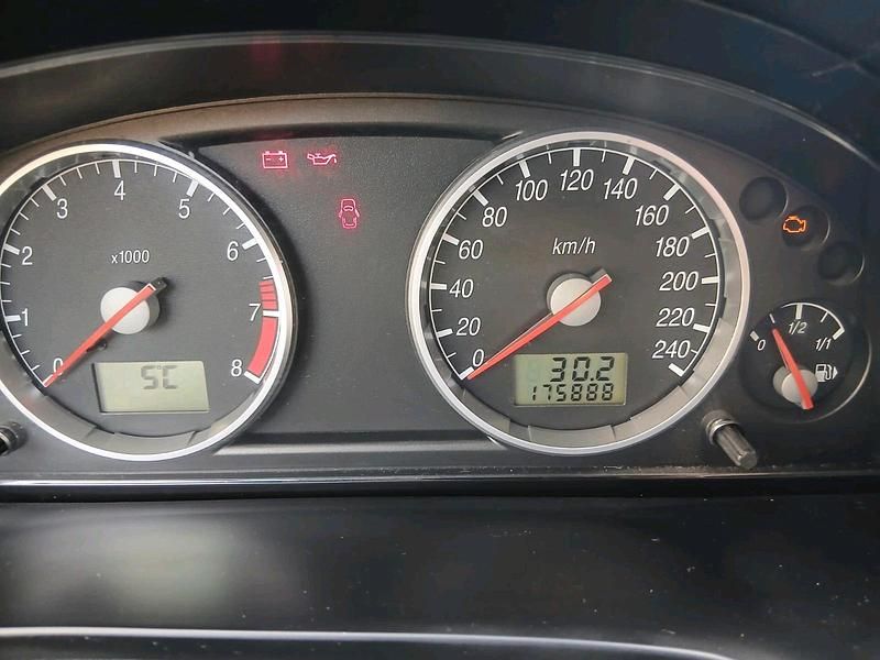 Gebraucht Ford Mondeo 81 PS (59 kW) 2001 Silber Limousine