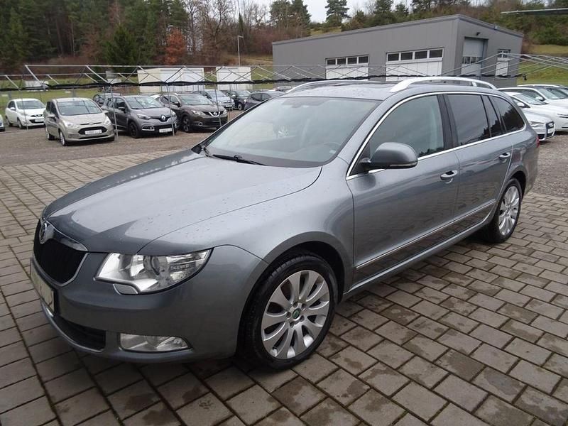 Grau Gebraucht 2011 Skoda Superb Elegance Kombi | 9.990 € (Etwas zu teuer) - Bild 1/4