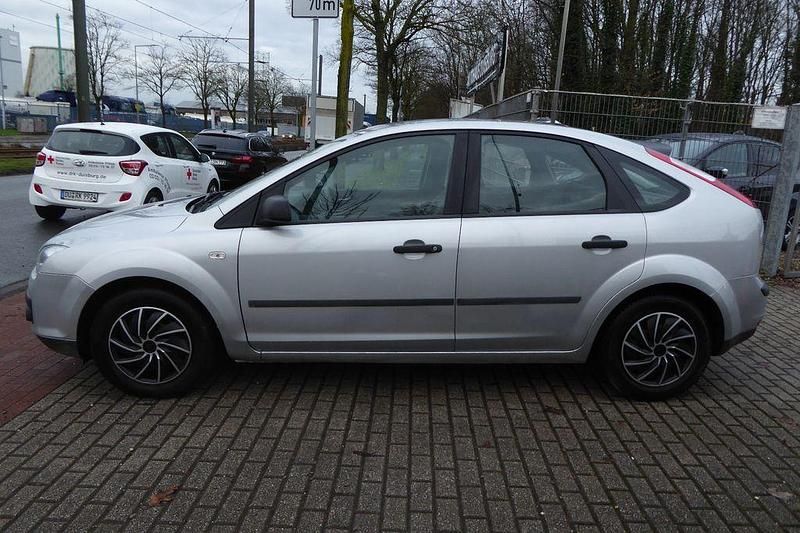 Gebraucht Ford Focus Trend 101 PS (74 kW) 2005 Silber Limousine