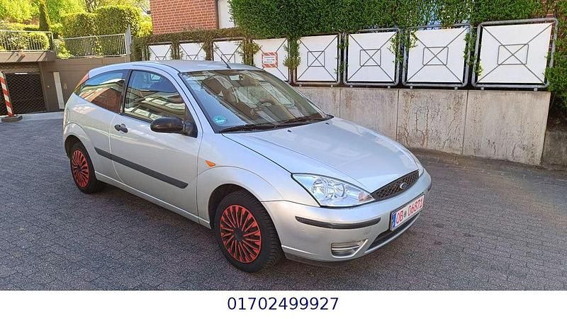 Usado Ford Focus Viva 75 CV (55 kW) 2004 Plateado Berlina