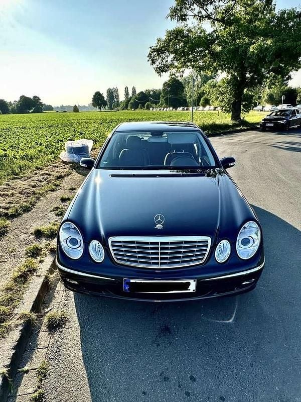 Blau Gebraucht 2006 Mercedes E280 Limousine | 12.400 € - Bild 1/4