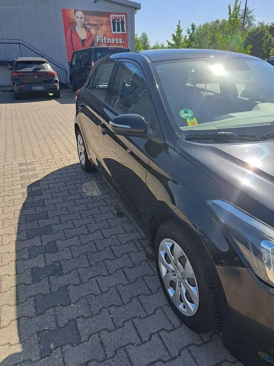 Gebraucht Hyundai i20 Classic 84 PS (61 kW) 2016 Schwarz Kleinwagen
