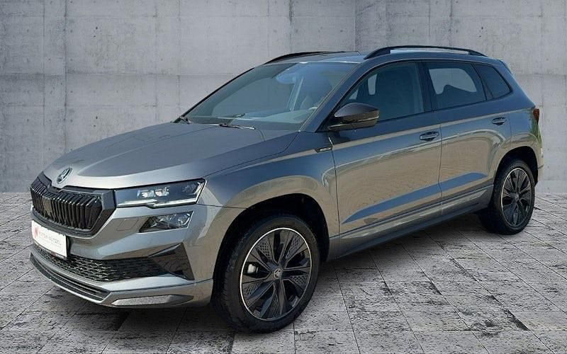 Grau Neu 2025 Skoda Karoq SportLine SUV | 38.470 € (Teuer) - Bild 1/4