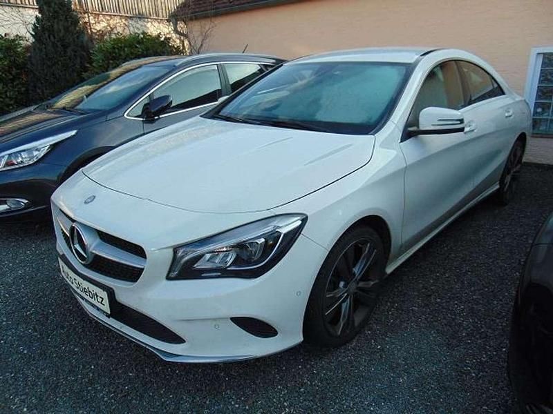 Calcitweiss unilack Gebraucht 2016 Mercedes CLA180 Limousine | 16.600 € (Guter Preis) - Bild 1/4