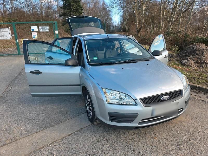 Gebraucht Ford Focus 100 PS (73 kW) 2005 Silber Limousine