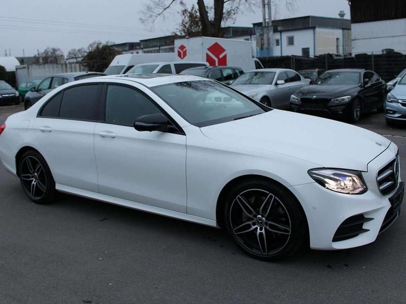 Polarweiss unilack Gebraucht 2017 Mercedes E200 AMG line Limousine | 26.900 € (Fairer Preis) - Bild 1/4