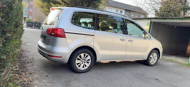 Gebraucht VW Sharan 140 PS (102 kW) 2015 Silber Van / Kleinbus