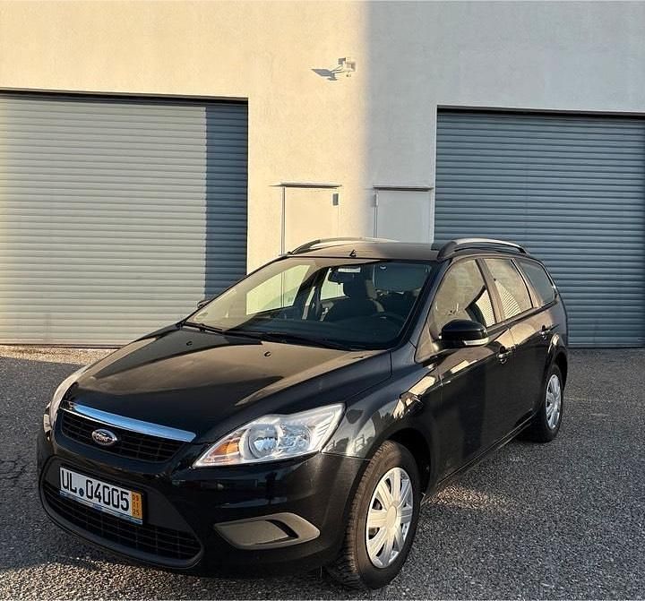 Schwarz Gebraucht 2011 Ford Focus Kombi | 2.800 € (Guter Preis) - Bild 1/4