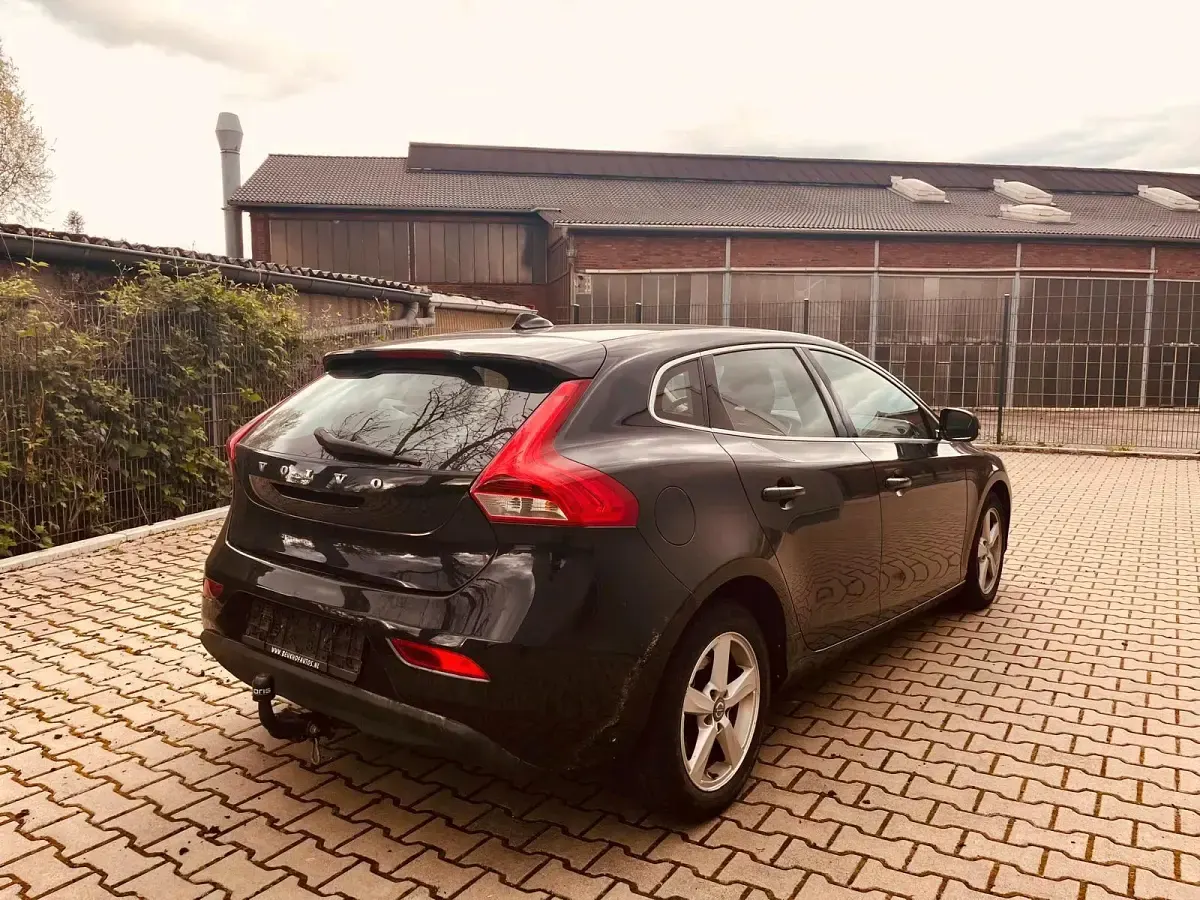 Second-hand Volvo V40 114 CP (83 kW) 2014 Negru Berlinǎ