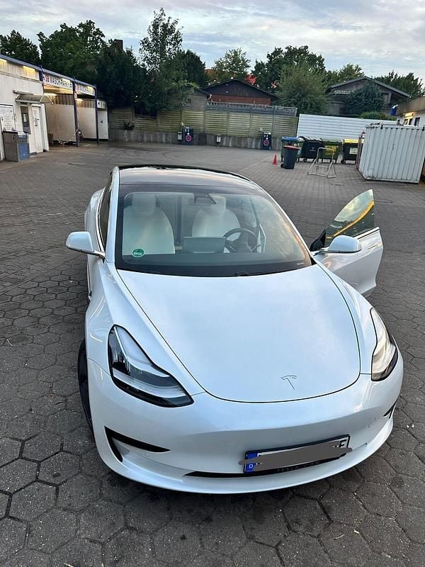 Weiß Gebraucht 2020 Tesla Model 3 Standard Range Plus Limousine | 21.250 € (Guter Preis) - Bild 1/4