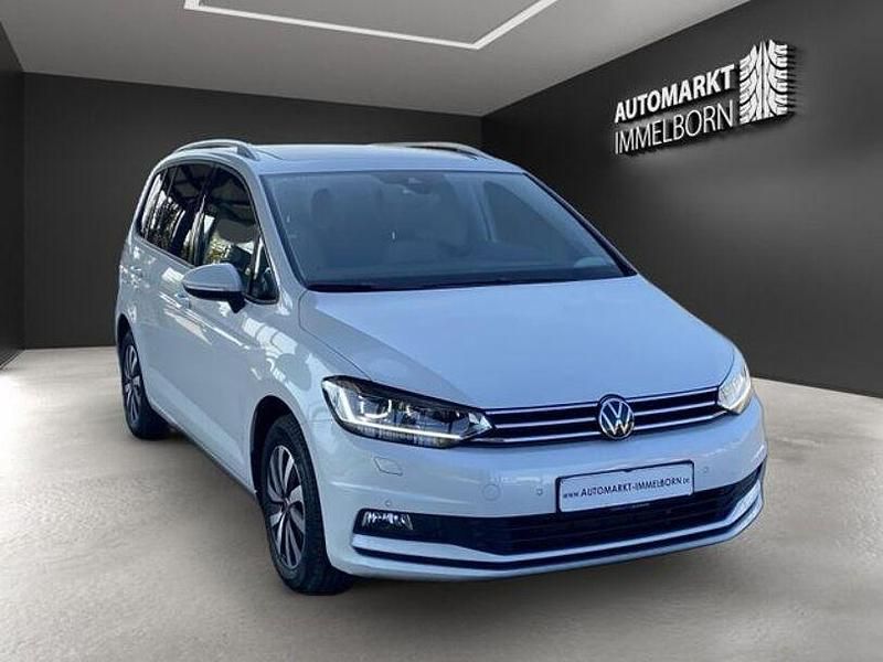Weiß Gebraucht 2024 VW Touran Comfortline Van / Kleinbus | 31.700 € (Fairer Preis) - Bild 1/4