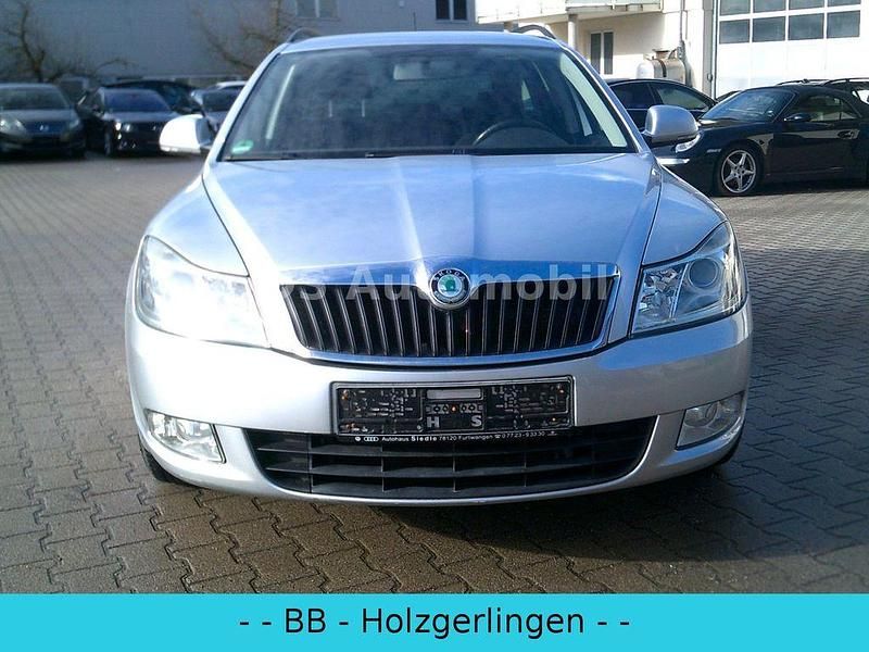 Silber Gebraucht 2011 Skoda Octavia Family Kombi | 3.990 € (Guter Preis) - Bild 1/4