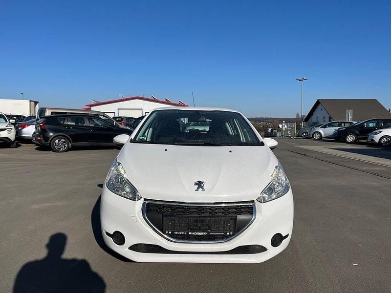 Gebraucht Peugeot 208 Active 82 PS (60 kW) 2015 Weiß Kleinwagen