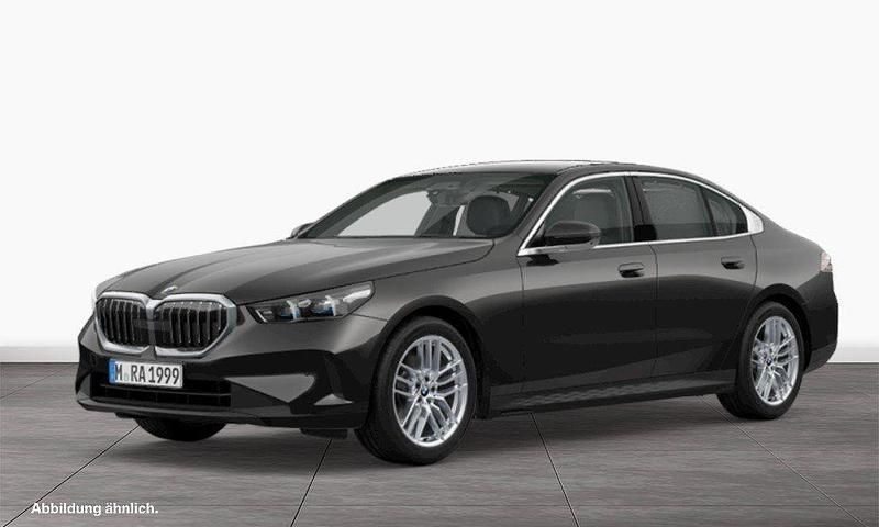 Grau Gebraucht 2024 BMW 520 Comfort Edition Limousine | 54.090 € (Teuer) - Bild 1/4