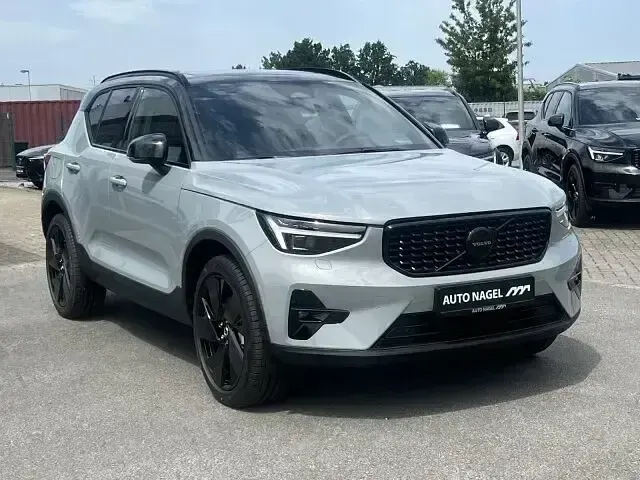 Neu Volvo XC40 Plus 197 PS (144 kW) 2026 Grau SUV