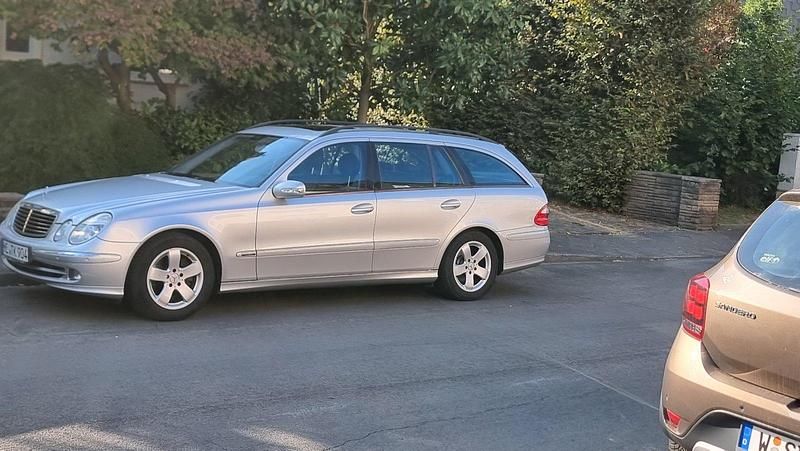 Silber Gebraucht 2005 Mercedes E200 Kombi | 2.499 € (Fairer Preis) - Bild 1/4