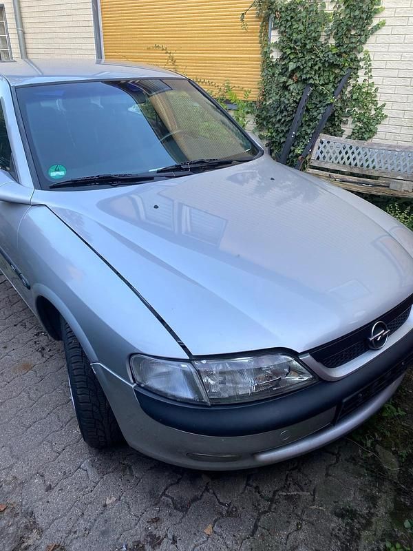 Silber Gebraucht 1999 Opel Vectra Limousine | 550 € (Guter Preis) - Bild 1/4