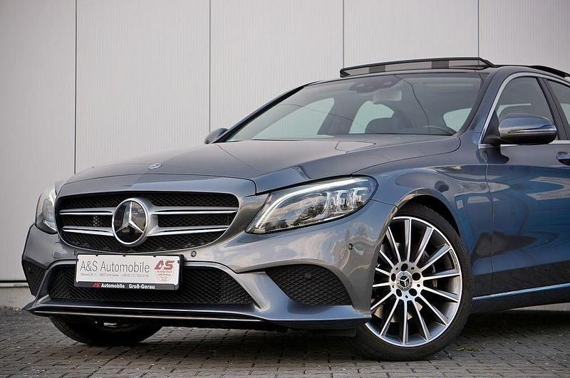 Grau Gebraucht 2018 Mercedes C300 Limousine | 25.990 € (Fairer Preis) - Bild 1/4