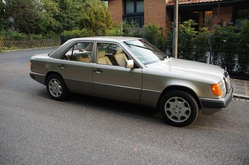 Brugt Mercedes E230 132 HK (97 kW) 1990 Sølv Sedan