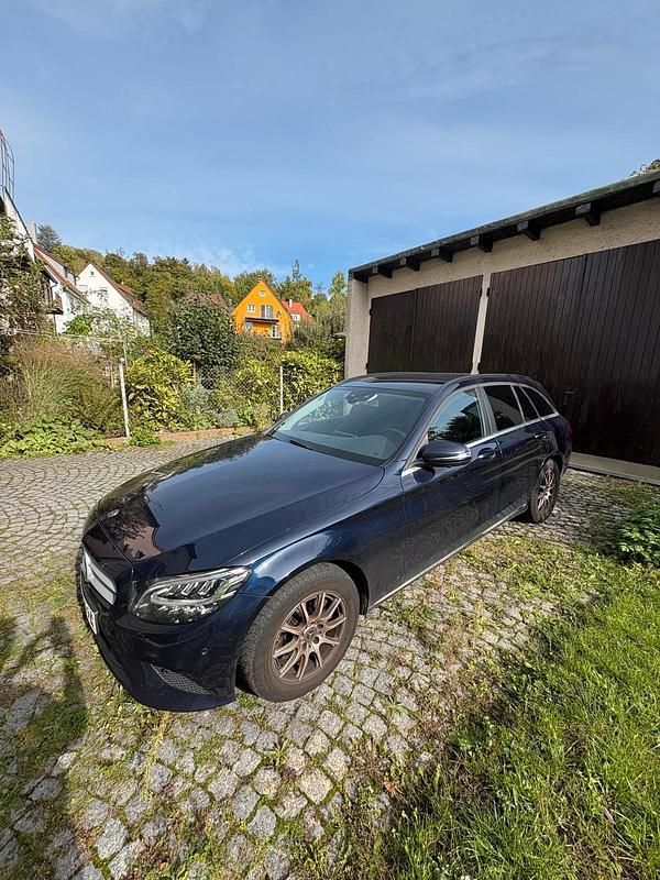 Blau Gebraucht 2019 Mercedes C180 Kombi | 18.400 € (Fairer Preis) - Bild 1/4
