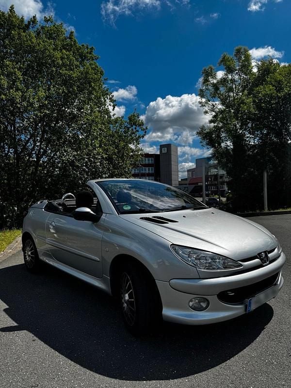Silber Gebraucht 2004 Peugeot 206 CC Cabrio | 2.222 € (Etwas zu teuer) - Bild 1/4