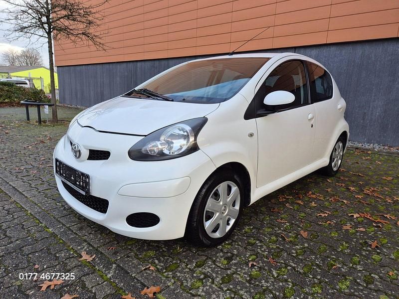 Gebraucht Toyota Aygo Cool 68 PS (50 kW) 2011 Weiß Kleinwagen