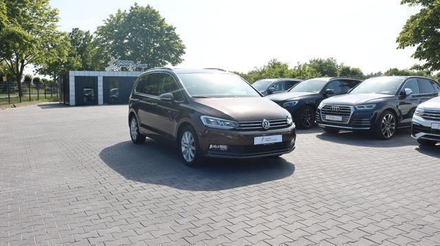 Braun Gebraucht 2016 VW Touran Highline Van / Kleinbus | 19.900 € (Etwas zu teuer) - Bild 1/4