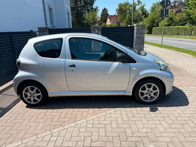 Gebraucht Toyota Aygo Basis 68 PS (50 kW) 2009 Silber Kleinwagen