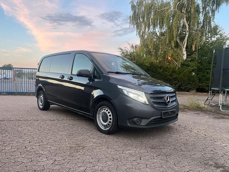 Schwarz Gebraucht 2019 Mercedes V250 Van / Kleinbus | 18.900 € - Bild 1/4