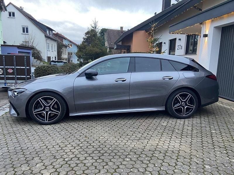 Grau Gebraucht 2023 Mercedes CLA200 Shooting Brake Kombi | 29.500 € (Fairer Preis) - Bild 1/4