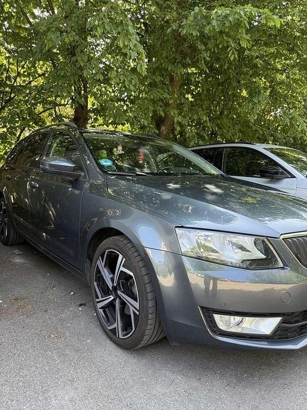 Grau Gebraucht 2017 Skoda Octavia Style Kombi | 12.900 € (Guter Preis) - Bild 1/4