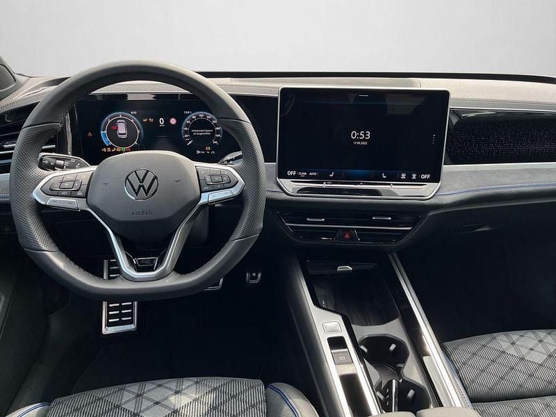 Gebraucht VW Passat R-line 150 PS (110 kW) 2025 Silber Kombi