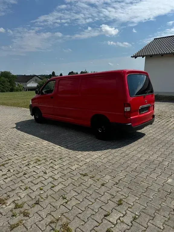 Gebraucht Toyota HiAce H4 95 PS (69 kW) 2011 Rot Van