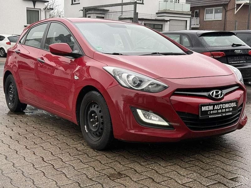 Gebraucht Hyundai i30 Classic 99 PS (72 kW) 2014 Cool red / sol Limousine