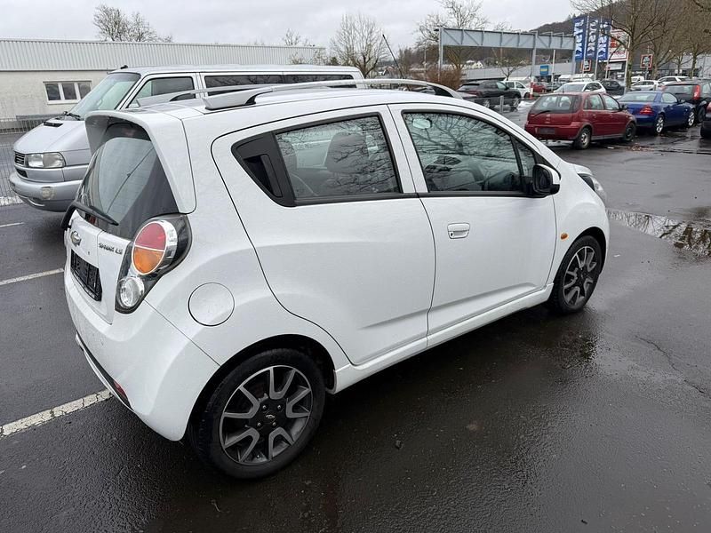 Gebraucht Chevrolet Spark 67 PS (49 kW) 2011 Weiß Kleinwagen