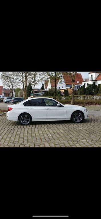 Weiß Gebraucht 2017 BMW 320 Limousine | 15.400 € (Fairer Preis) - Bild 1/4