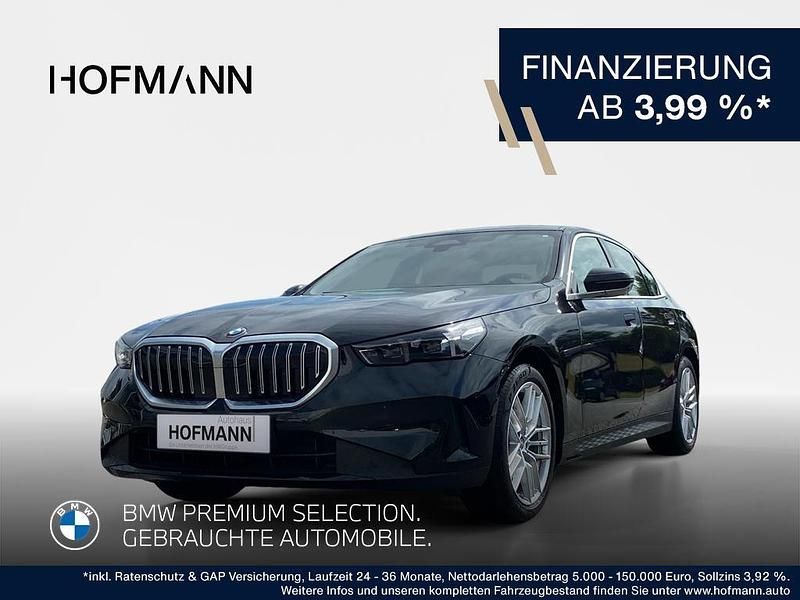 Saphirschwarz metallic Gebraucht 2024 BMW 520 Comfort Edition Limousine | 54.537 € (Superpreis) - Bild 1/3