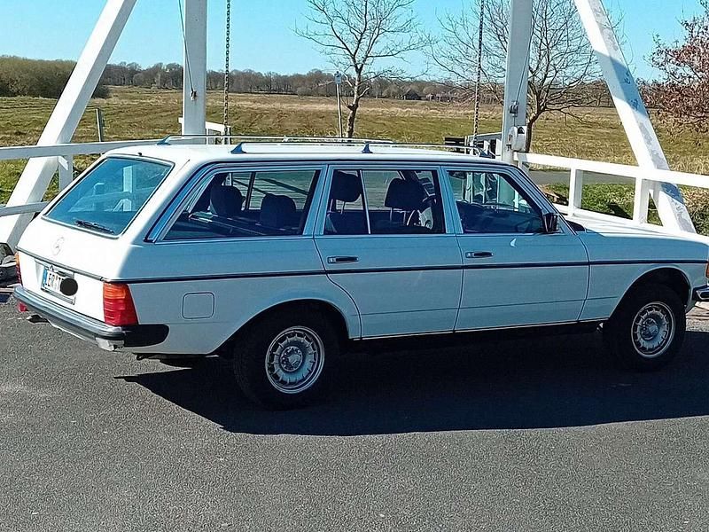 Weiß Gebraucht 1984 Mercedes E230 Kombi | 12.500 € - Bild 1/4