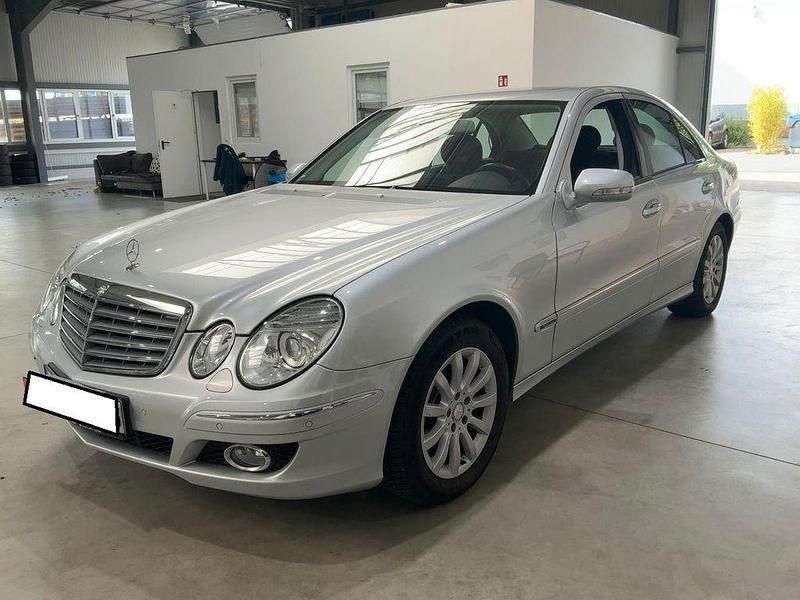 Silber Gebraucht 2008 Mercedes E200 Limousine | 12.491 € - Bild 1/4