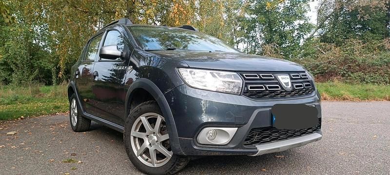 Grau Gebraucht 2018 Dacia Sandero Stepway SUV | 9.999 € (Fairer Preis) - Bild 1/4