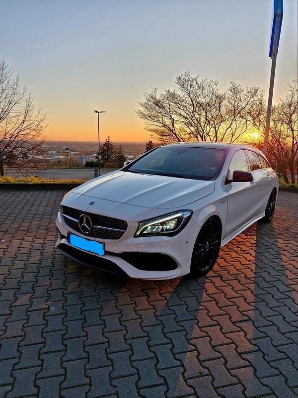 Weiß Gebraucht 2018 Mercedes CLA200 AMG Kombi | 20.000 € (Fairer Preis) - Bild 1/4