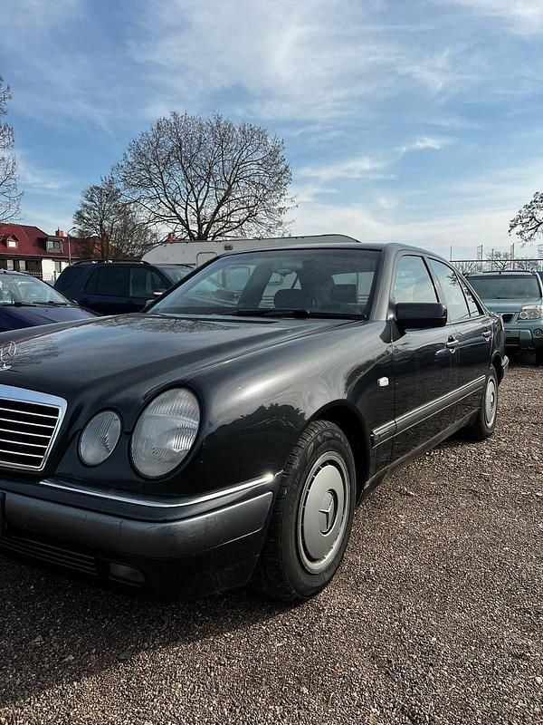 Gebraucht Mercedes E200 136 PS (100 kW) 1997 Schwarz Limousine